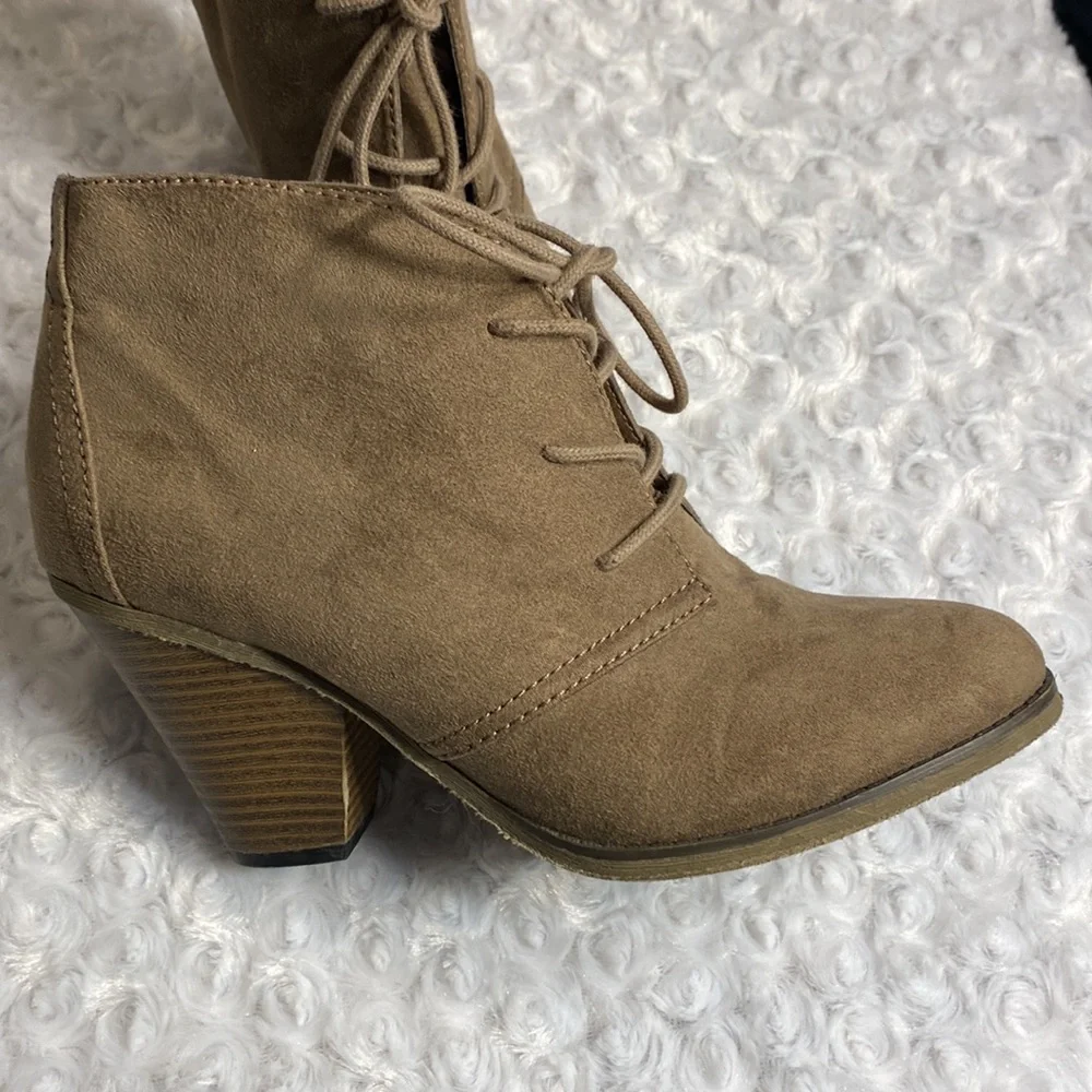 Dolce by Mox Moxy ankle booties tie size 8 “Dusty” faux suede neutral